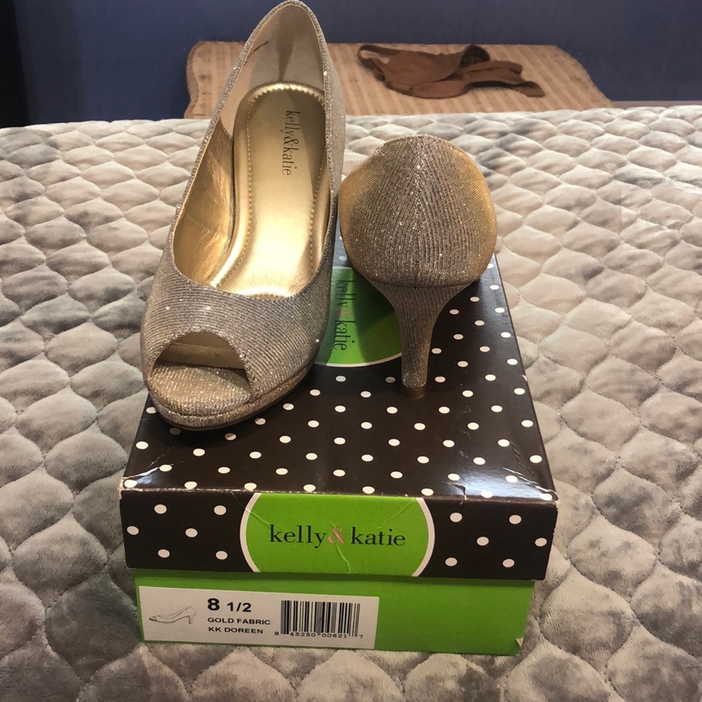 Gold low heels with sparkles